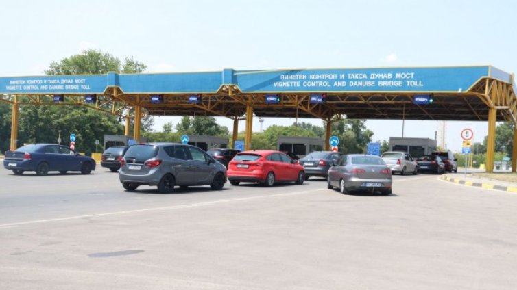 Опашки от леки и товарни автомобили на ГКПП "Дунав мост"