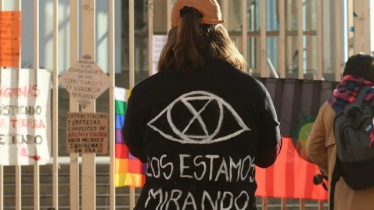 Активисти се завързаха за шлюз в Амстердам