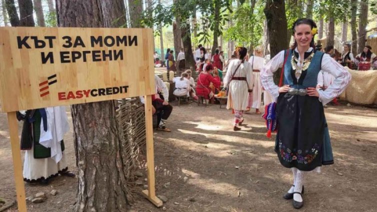 Изи Кредит подкрепи автентичния „Фестивал на фолклорната носия” в Жеравна