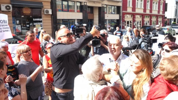 Нинова: Чакам да видя заешките сърца ще посмеят ли да ме изключат