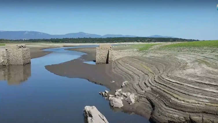 Бедствие: Невиждан от поколения мост се показа в пресъхналия язовир "Копринка"