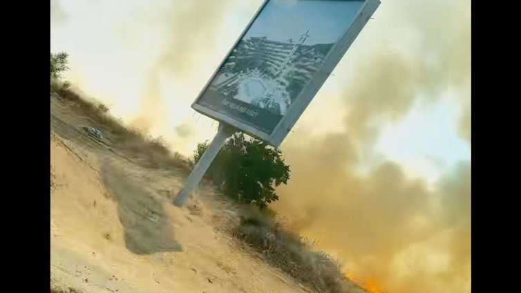 Пожар край аквапарка в Несебър затвори пътя за Бургас ВИДЕО