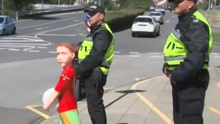 Монтираха фигура на дете на пешеходна пътека в Бургас