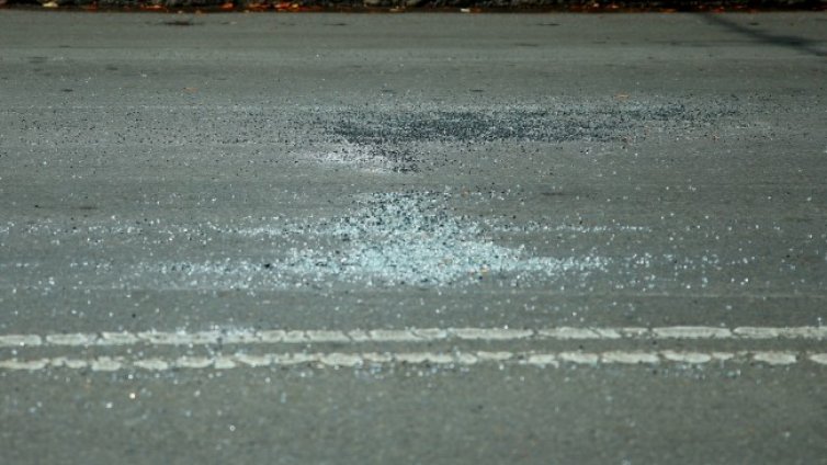 Неправоспособна шофьорка се удари в дърво, колата й се запали 