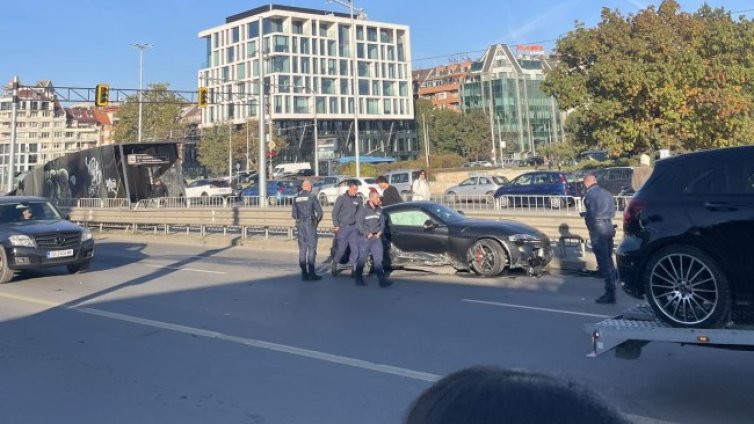 Бързи и яростни: Кола се заби в мантинела на &ldquo;България&rdquo;