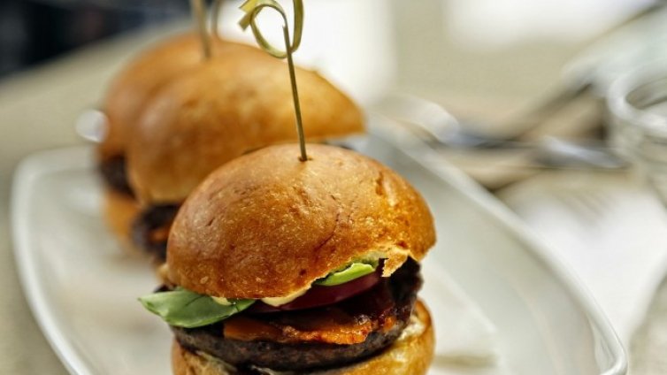 Сладко отмъщение след развод: Баща храни детето си веган с месо