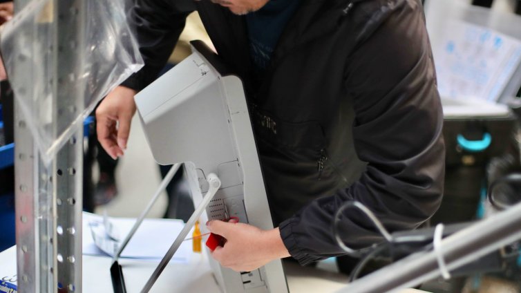 ГЕРБ за машините: Остаряла, отворихме я с детска отвертка