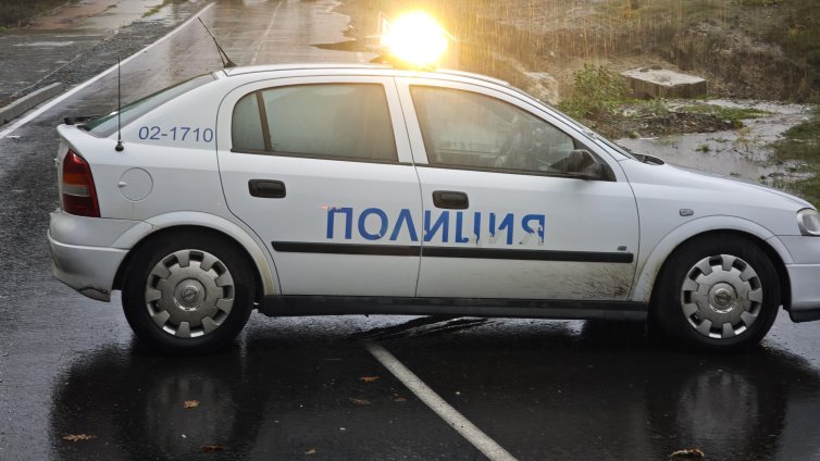 Заради наводнение: Затворен е участък от пътя между разклона за Бродилово и Варвара