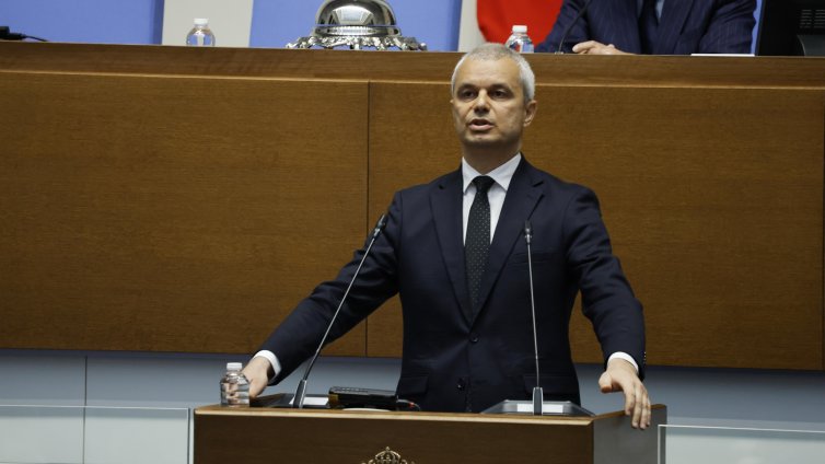 Костадинов: Ще продължим да казваме истината в "храма на лъжата" 