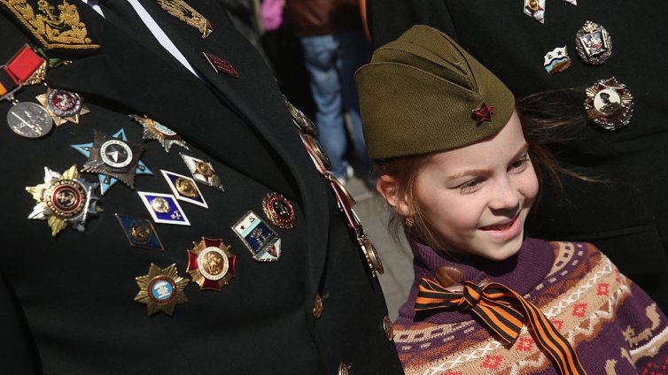 Русия бори ниските нива на раждаемост като плаща на ученички да забременяват