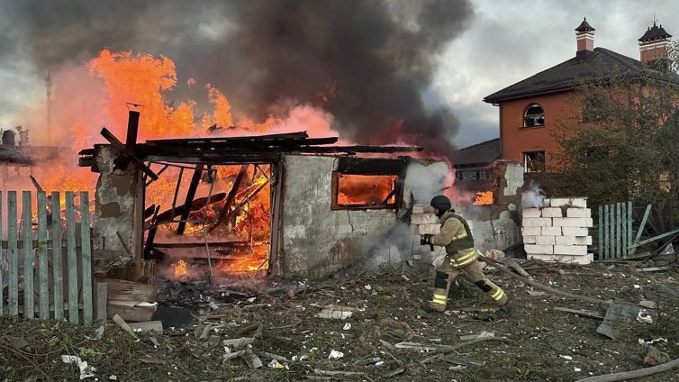 Най-малко трима загинали при експлозия на жп гара в Северна Украйна