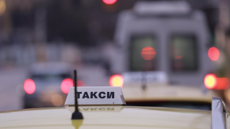 След спор за сметка: Таксиджия размаха пистолет пред пияни пътници