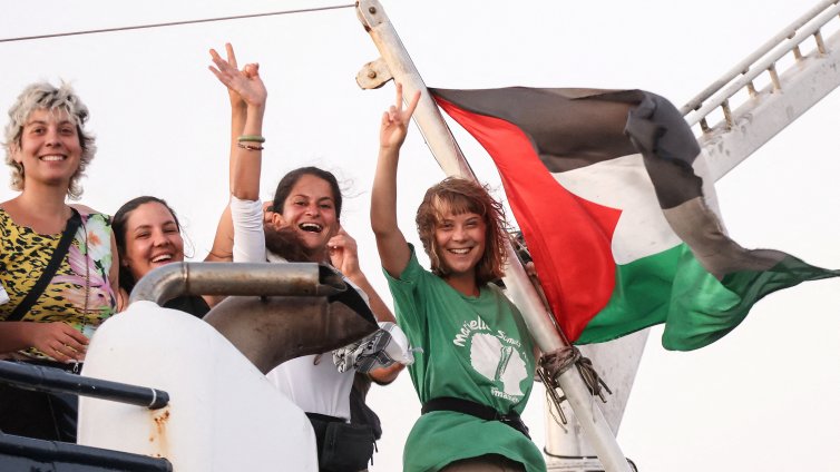 Теч в машинното отделение отново спря флотилията на Грета за Газа