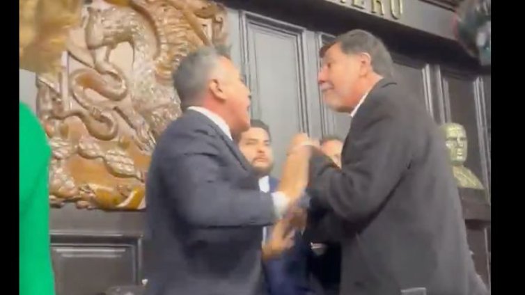 В Сената на Мексико си спретнаха хубав бой по време на химна ВИДЕО