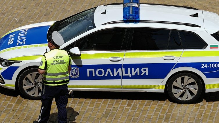 Глобяват със 150 евро бащата на 15-годишния шофьор, возил родителите си