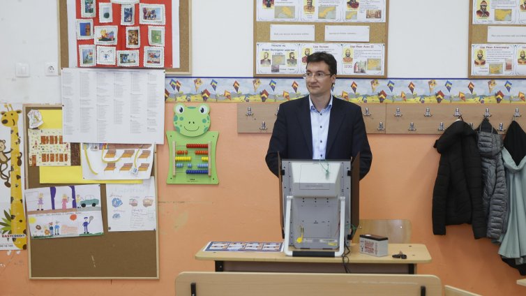 Крум Зарков гласува с машина, уверен е в добрия резултат