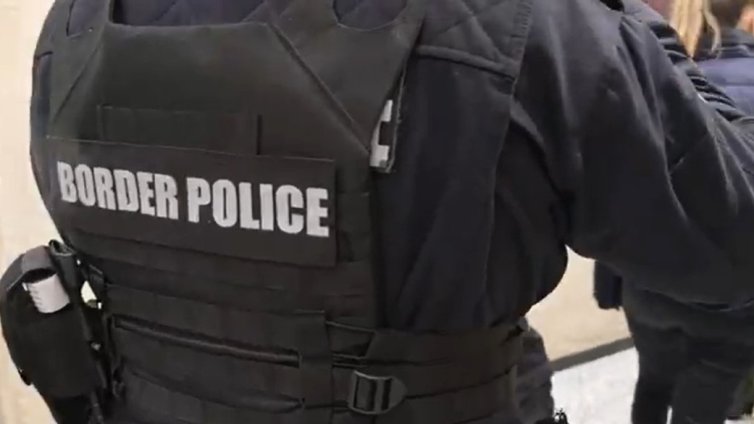 Разбиха престъпна група за трафик на мигранти, ползвали тениски с надпис "полиция" 