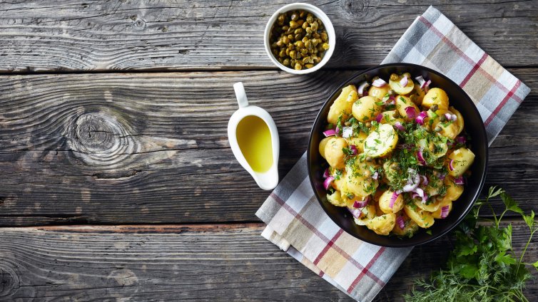 Рецептата Dnes: Картофена салата с маслини и сушени домати