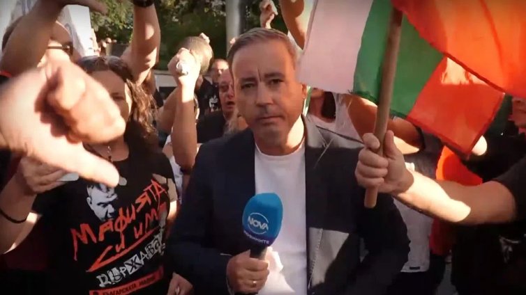 "Възраждане" се разграничиха от нападението над журналист на протеста пред ВМЗ-Сопот