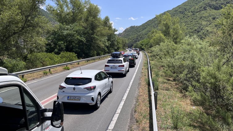 На път за Гърция: Километрично задръстване в Кресна