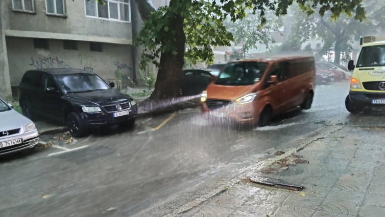 В кадър: Порой превърна улиците на Варна в реки