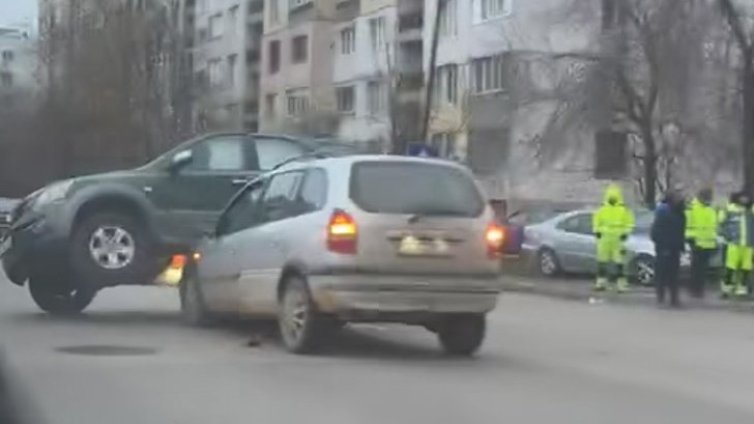Каскада или катастрофа: Кола се завря под джип, повдигна го ВИДЕО