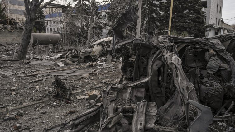 Дронове, мини и снайперисти: Фронтовата линия на Украйна е свят далеч от мирните преговори