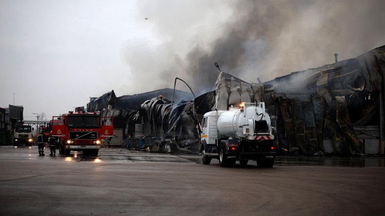 Арестуваха трима от завода в Гърция, където загинаха пет работнички