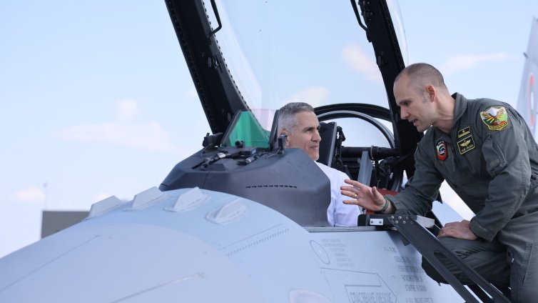 Гюров стана и пилот, разгледа F-16 отблизо