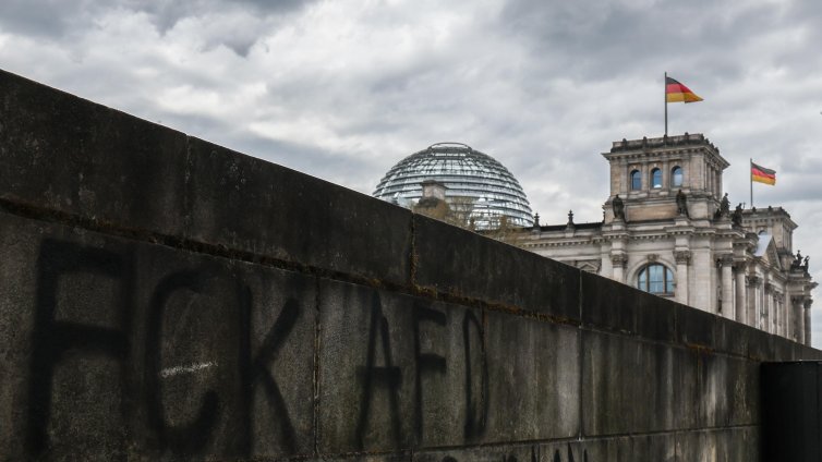 Обратно към ГДР: Източногерманците се съмняват, че обединението си е струвало