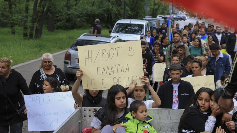 Жителите на "Захарна фабрика" продължават да протестират