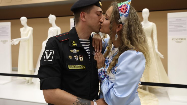 Бум на "Черни вдовици" в Русия: Омъжват се за войници и чакат да ги убият на фронта 