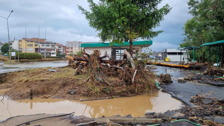 Времето днес: Дъжд, опасност за наводнения, червен код за осем области