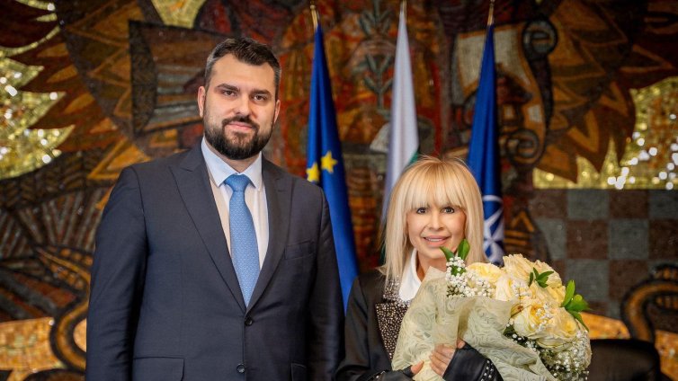 Наградиха Лили Иванова със &ldquo;Златна лаврова клонка&ldquo; на МВнР