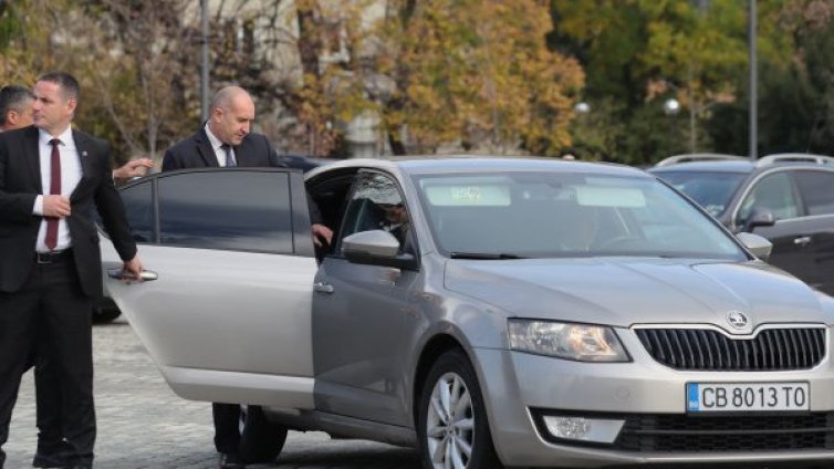 Взеха му и "Шкода"-та: Депутатите забраниха на Радев да се вози в личен автомобил 