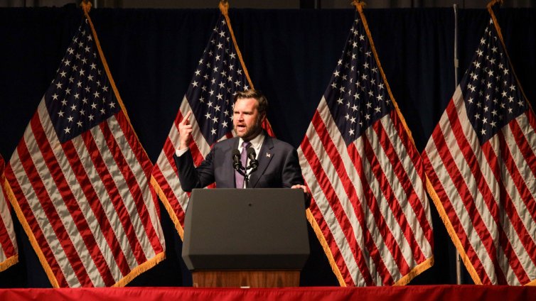 Вицето на Тръмп показа среден пръст по време на реч в Охайо ВИДЕО