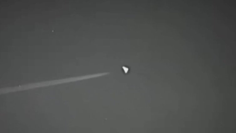 Самолет с форма на НЛО е забелязан над Зона 51, давал странен код