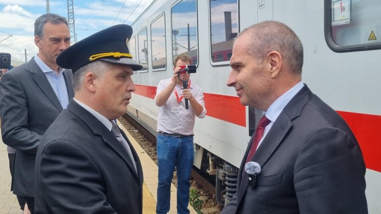 Частни пътнически влакове тръгват догодина