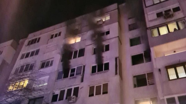 Няколко души са в "Пирогов" след пожара в кв. "Света Троица" 