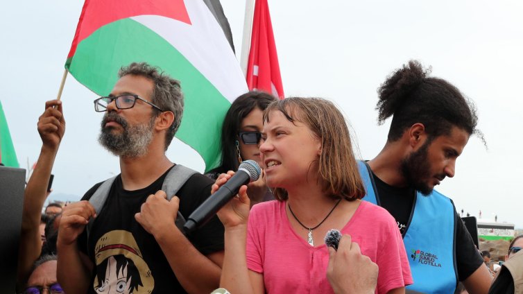 Дрон удари една от лодките на флотилията с Грета Тумберг, Израел ѝ готви арест ВИДЕО