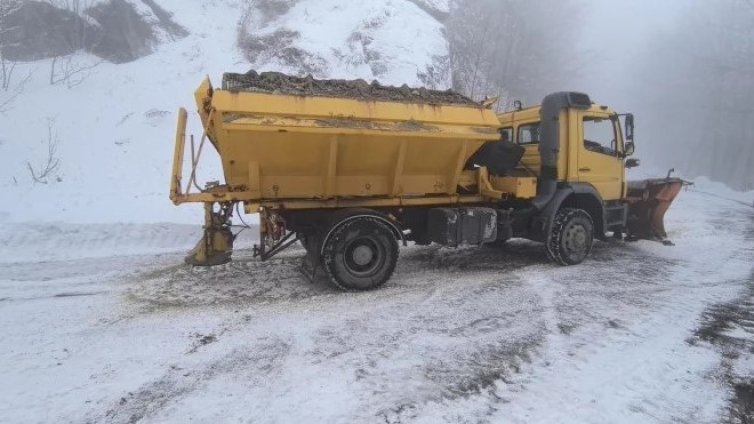 Сняг и ураганен вятър на Балканите затвори пътища и училища