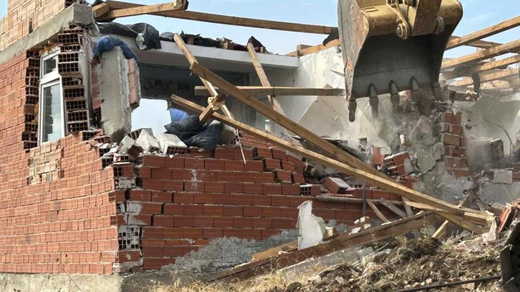 Премахват над 100 незаконни постройки край старозагорския квартал "Лозенец"