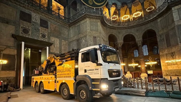 Камиони влязоха вътре в "Света София" в Истанбул, духовниците се притесниха 