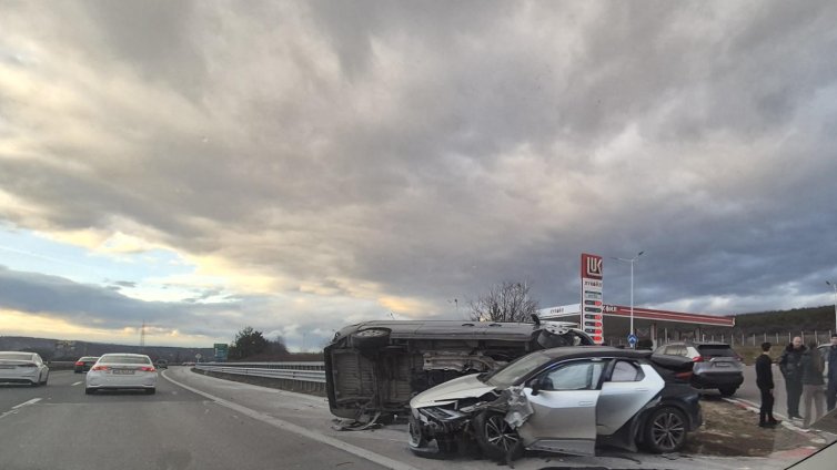 Тежка катастрофа затруднява движението на магистрала &bdquo;Тракия&rdquo;