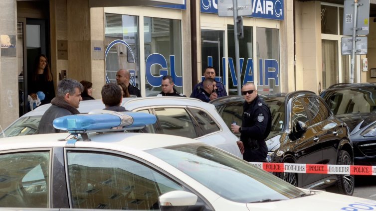 Сигнал за бомба блокира централна софийска улица СНИМКИ