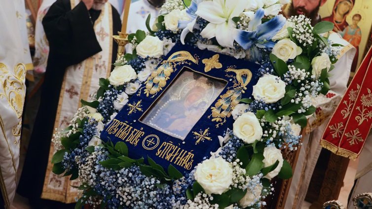 Чудотворна Хавайска мироточива Иверска икона пристигна в България СНИМКИ