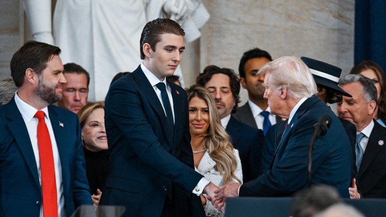 Барън Тръмп вече се среща с момичета, затвори цял етаж на Тръмп Тауър за среща 