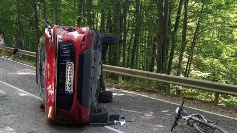 Преобърната кола на прохода "Петрохан" ограничи движението