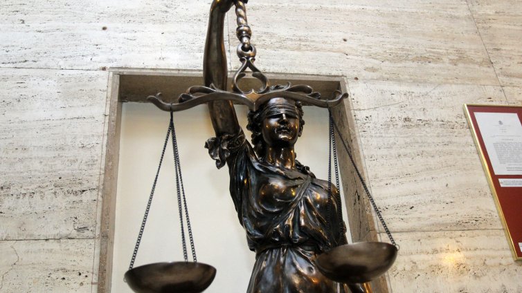 Във Франция: Осъдиха мигрант от Алжир, удишил и разчленил съпругата си