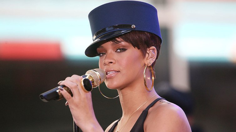 За първи път: Риана показа лицето на дъщеря си Роки